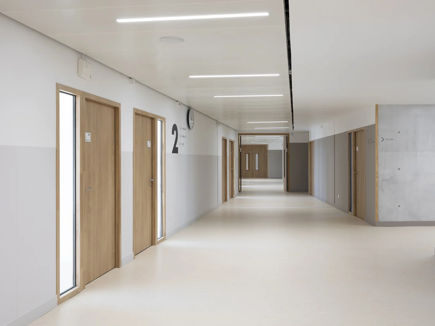 FR_Lycee-International-de-Vincennes_Corridor-2