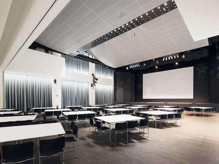 AT-Spannrahmen-Auditorium-In-der-Wirke-Hard-02