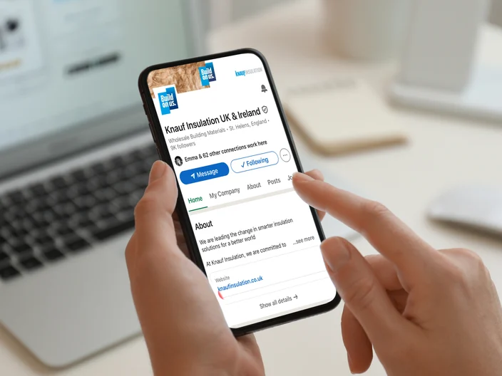 KI-UK-Linkedin-on-Phone