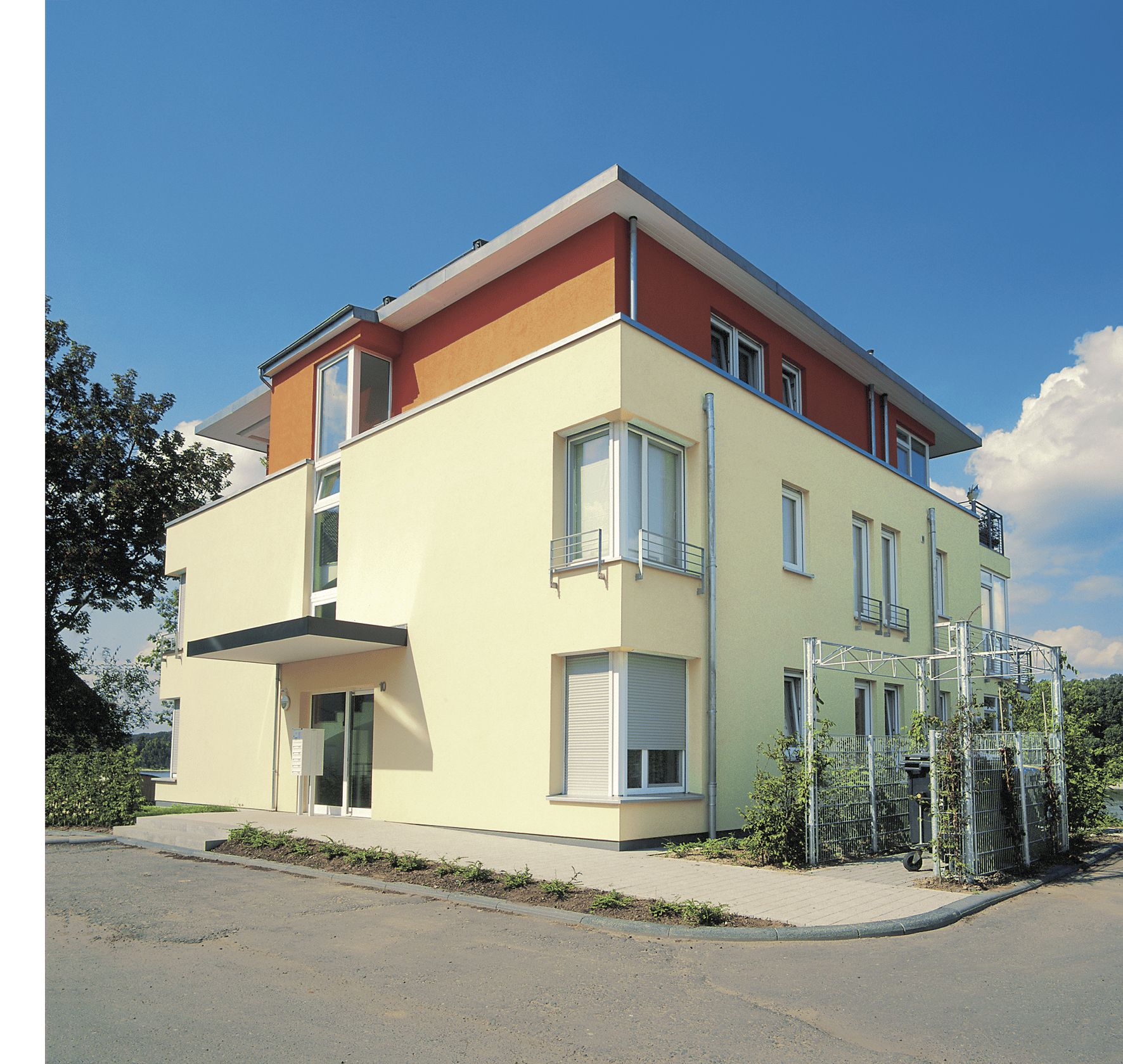 Bonn Wohnanlage Rheinufer Hellgelbes Haus mit Aufstockung
