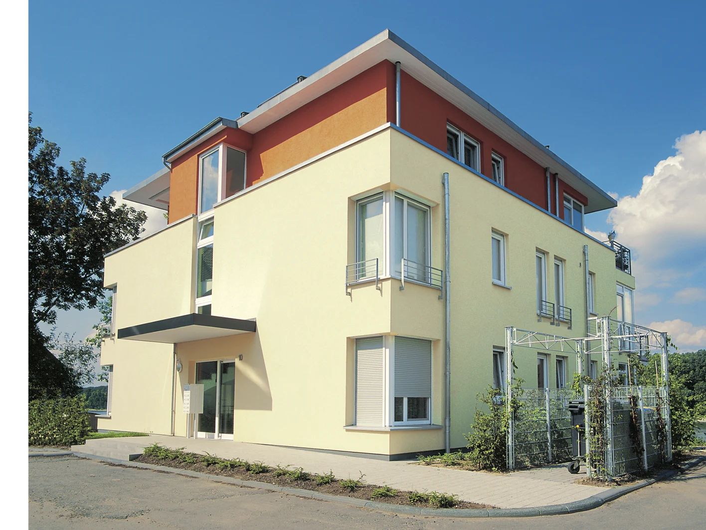 Bonn Wohnanlage Rheinufer Hellgelbes Haus mit Aufstockung