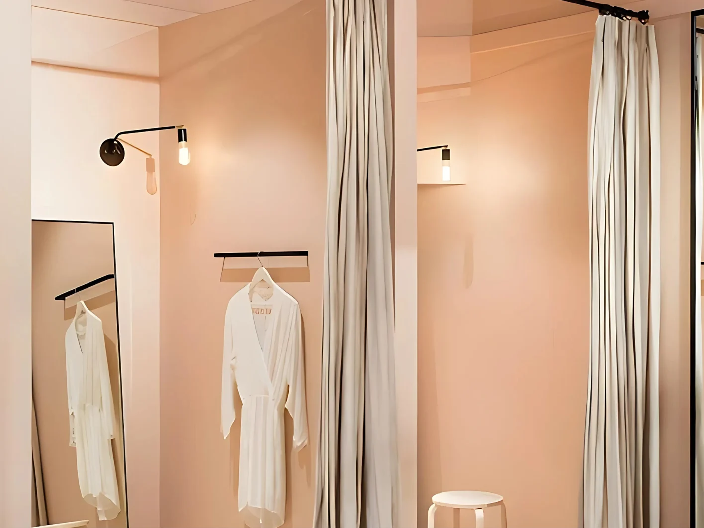 Vách thạch cao giúp phân chia không gian linh hoạt ở phòng thay đồ showroom