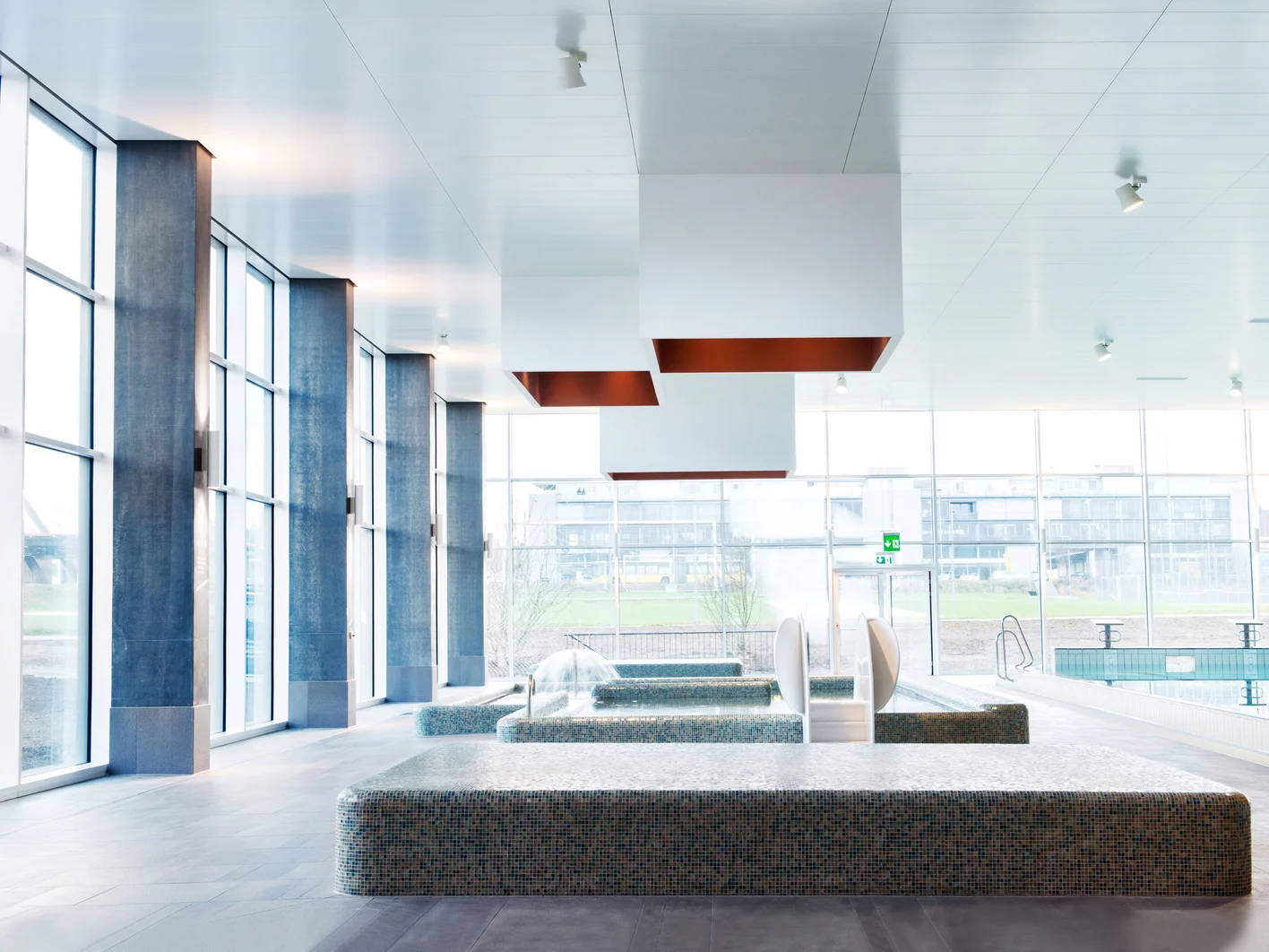 CH-Hallenbad-Indoor-Swimming-Pool-Uster-01