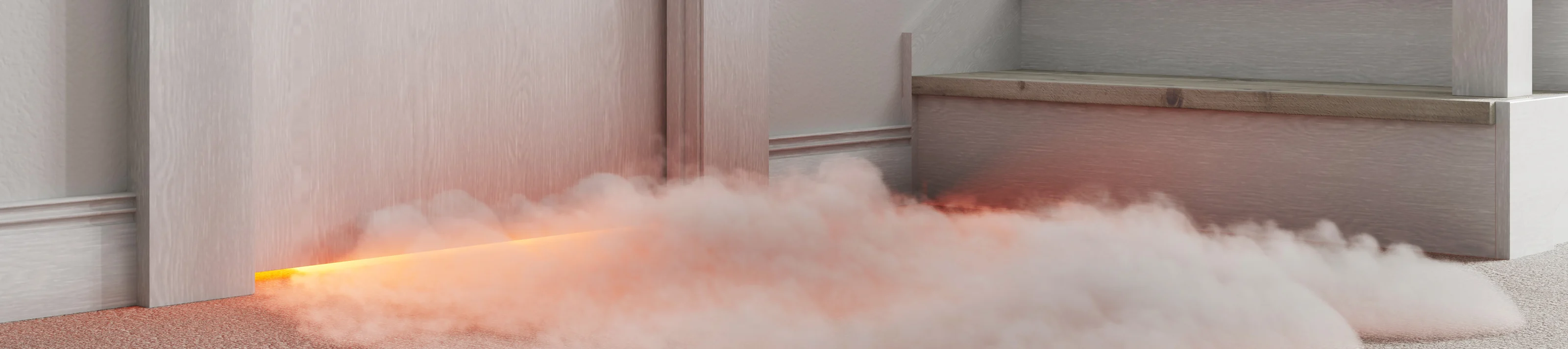 Feuer im Haus mit Rauch unter der Tür aus Zimmer