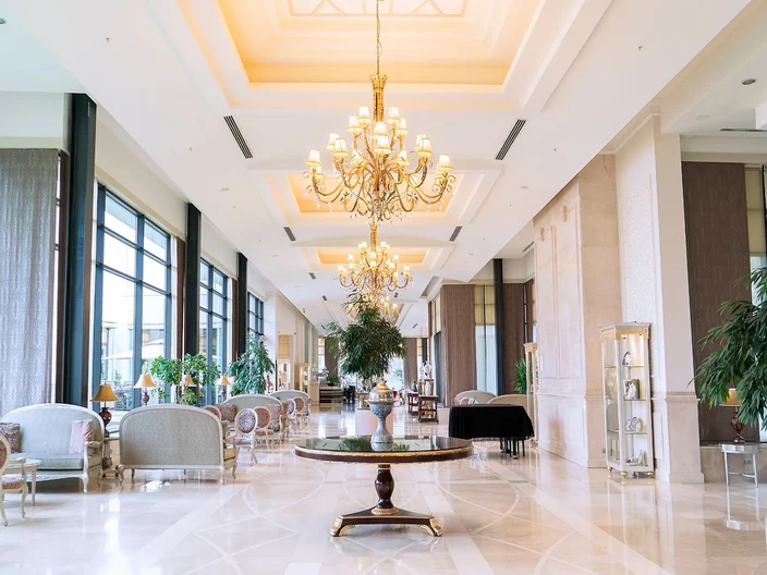 Mẫu trần thạch cao giật cấp kết hợp đèn thả được thiết kế sang trọng phù hợp