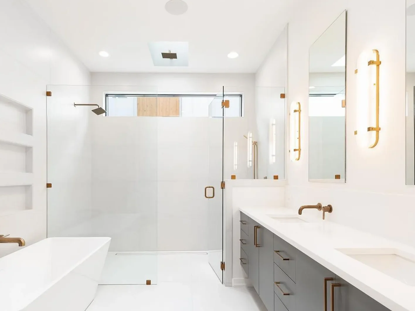 Thiết kế trần thạch cao phẳng không giật cấp chống ẩm đơn giản ở khu vực nhà vệ sinh