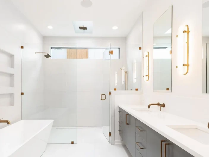Thiết kế trần thạch cao phẳng không giật cấp chống ẩm đơn giản ở khu vực nhà vệ sinh