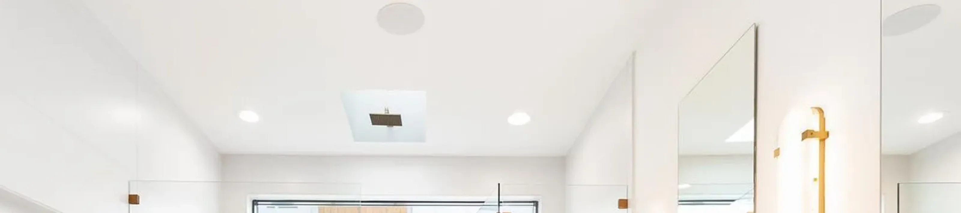 Thiết kế trần thạch cao phẳng không giật cấp chống ẩm đơn giản ở khu vực nhà vệ sinh