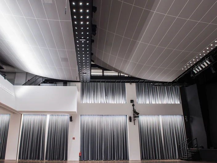 AT-Spannrahmen-Auditorium-In-der-Wirke-Hard-01