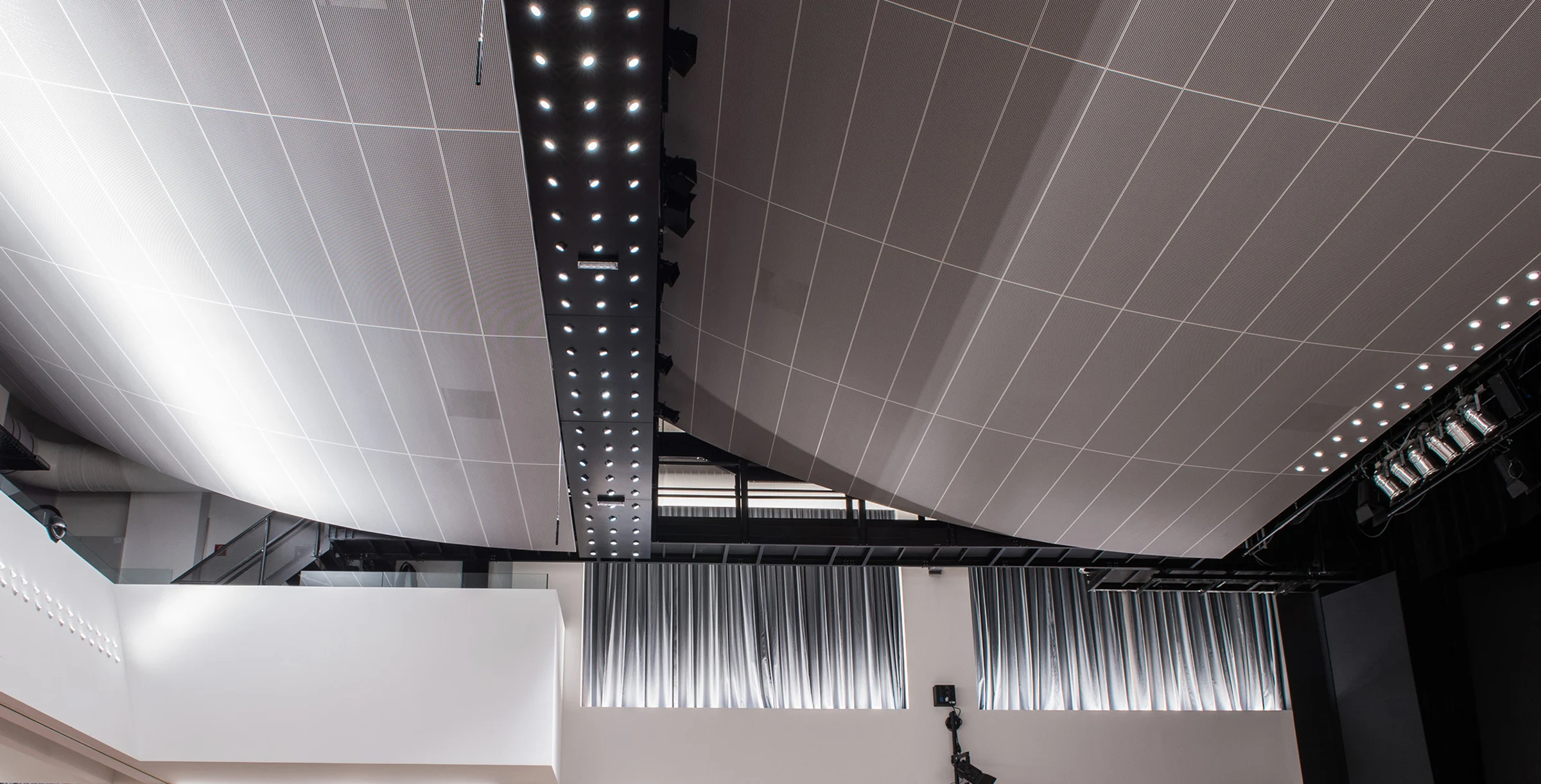 AT-Spannrahmen-Auditorium-In-der-Wirke-Hard-01