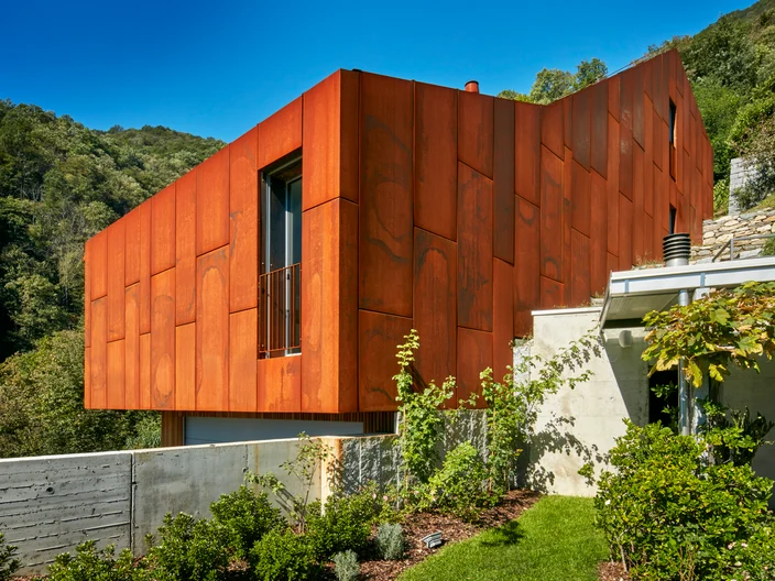 Casa MiMa Cugnasco StahlFassade Kante