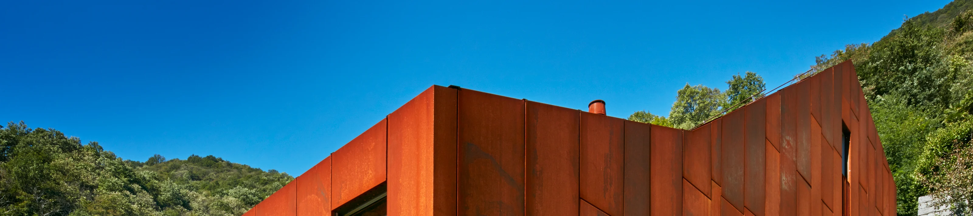 Casa MiMa Cugnasco StahlFassade Kante