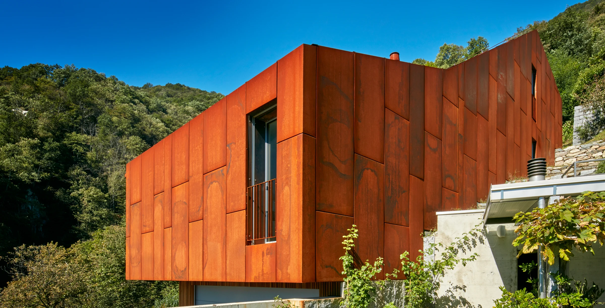 Casa MiMa Cugnasco StahlFassade Kante