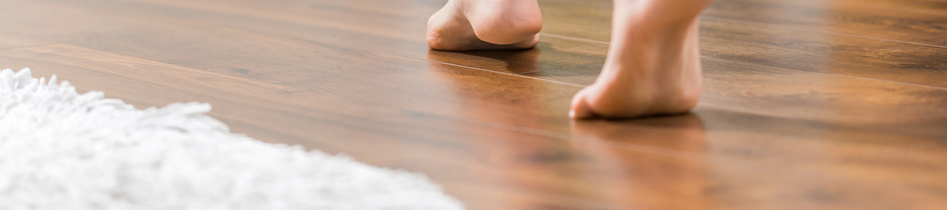 Warm floor - the concept of floor heating and wooden panels.