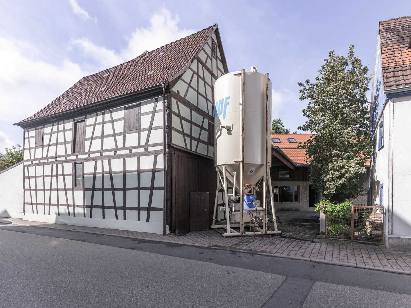 Knauf Silo vor Gebäude