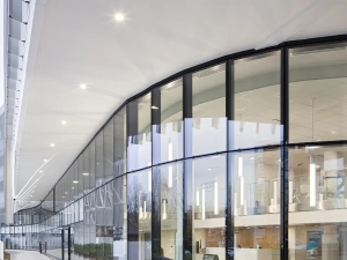 KNAUF HYDROPROOF® : UN PLAFOND EXTÉRIEUR SIMPLE À POSER ET À L’ESTHÉTIQUE SOBRE