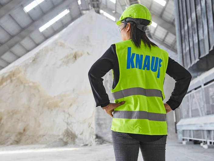 knauf-medarbejder-foran-gipsbjerg_knauf-karriereside_1920x1280