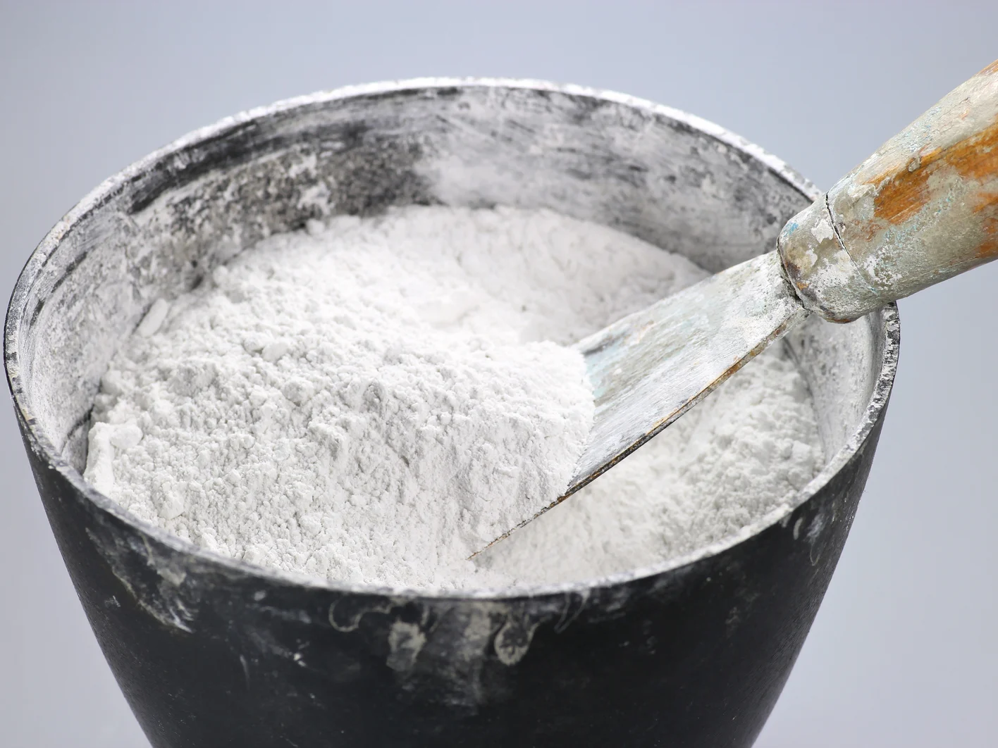 Gipsbecher mit Spachtel