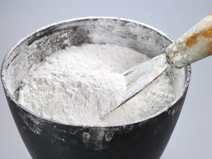 Gipsbecher mit Spachtel