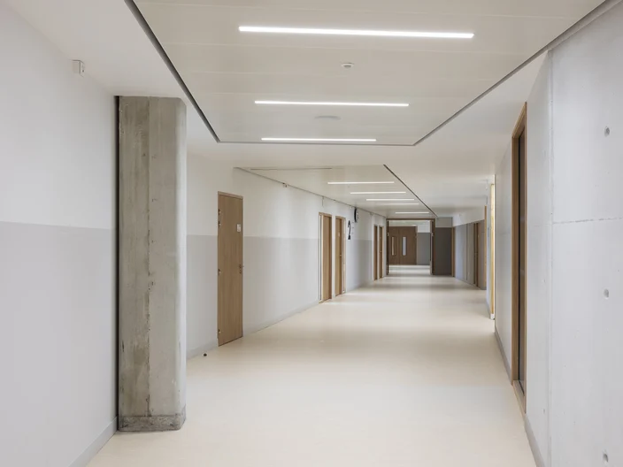 FR_Lycee-International-de-Vincennes_Corridor