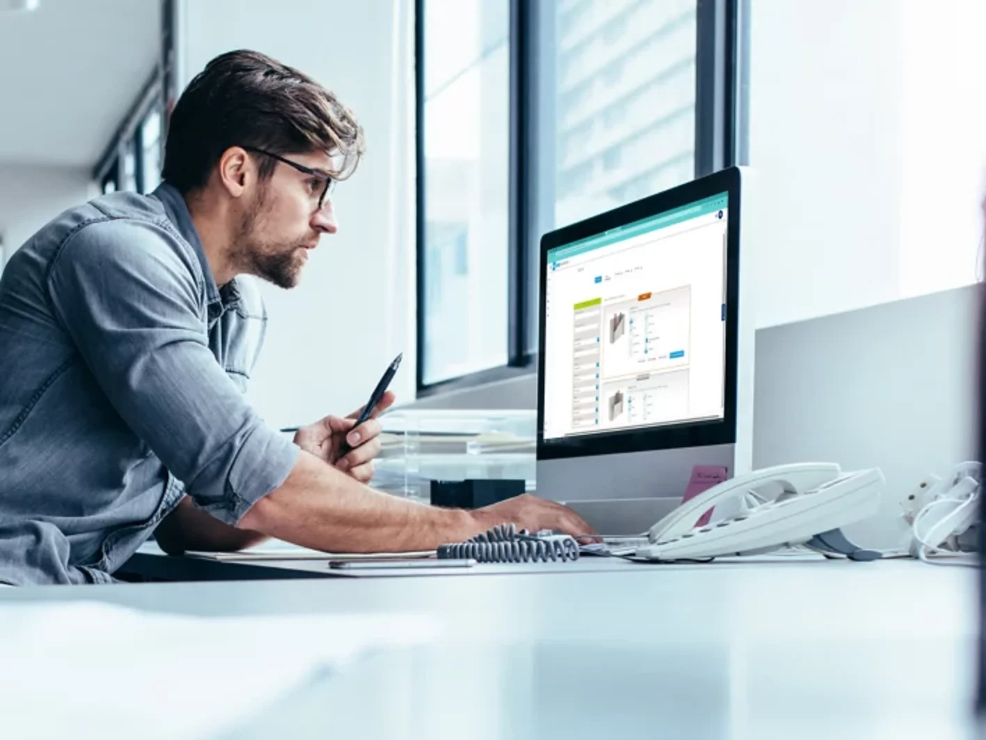 man at computer with systemfinder