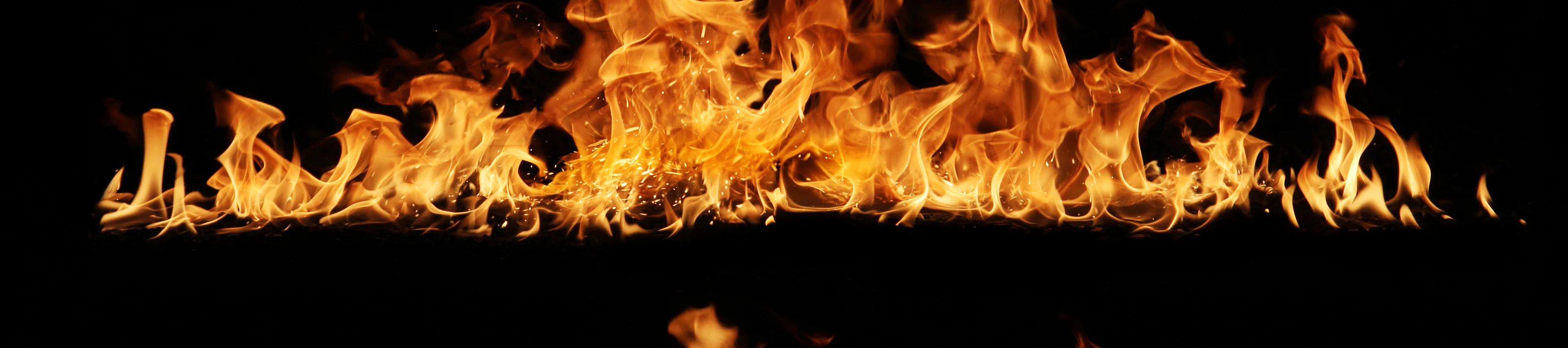 mehrere Flammen auf schwarzem Hintergrund