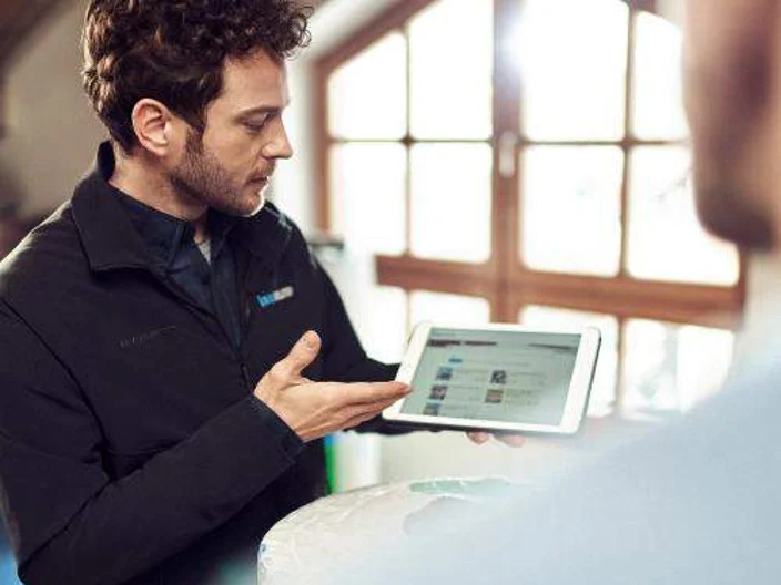 Support Technische Beratung Mann Tablet