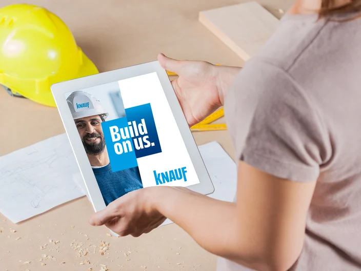 Frau hält iPad