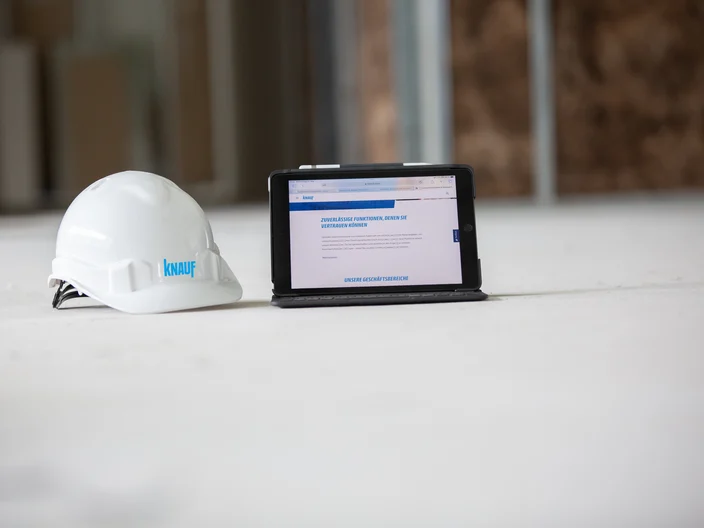 Tablet and helmet in contruction side knauf website-2