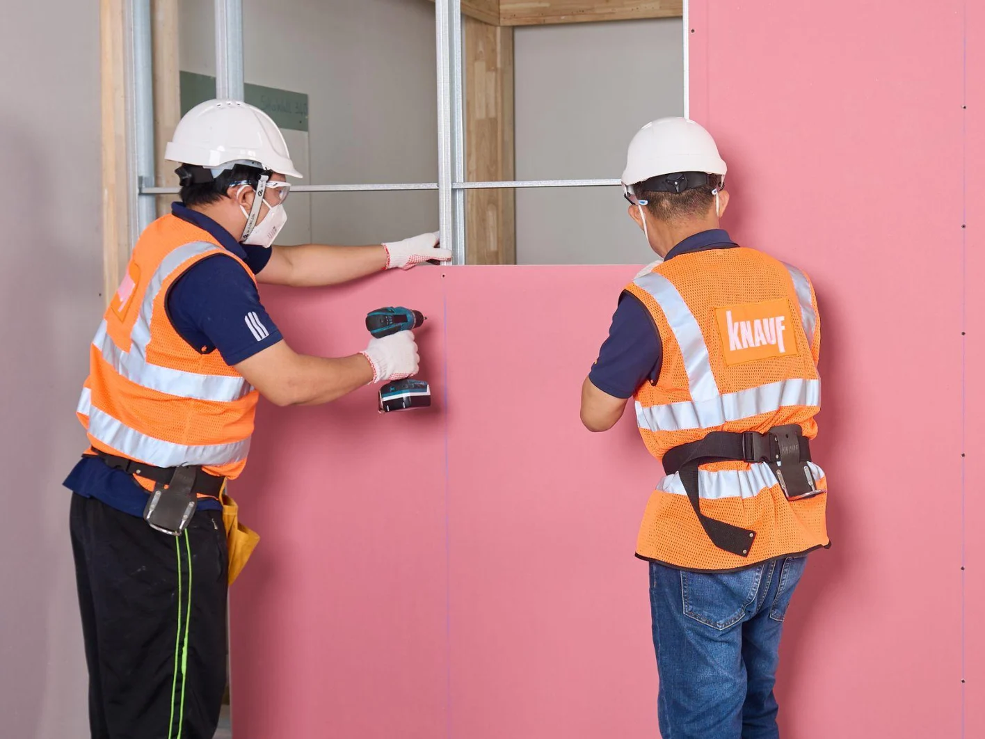 Vách thạch cao 2 mặt có khả năng cách âm tốt, trọng lượng nhẹ và dễ thi công hoàn thiện