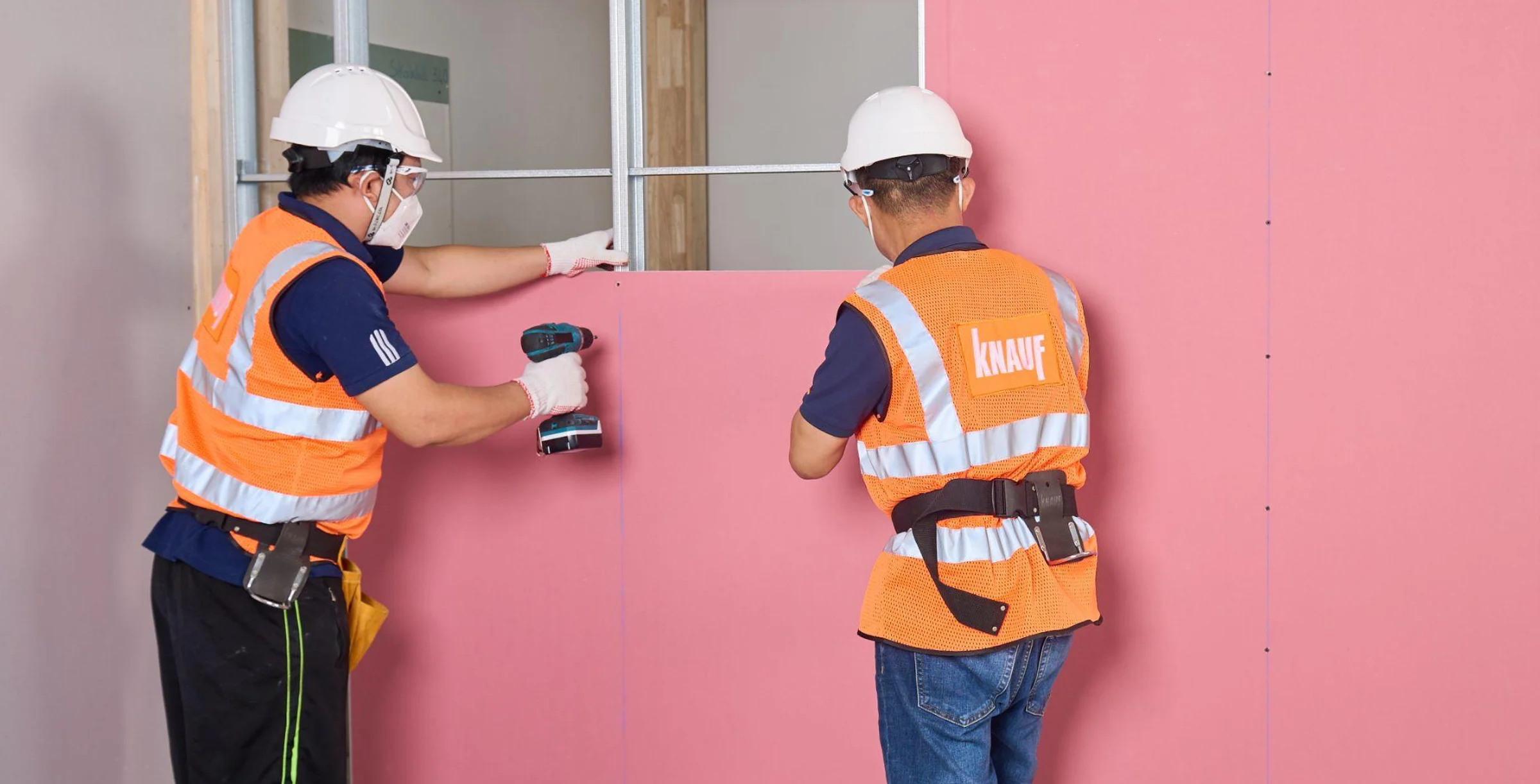 Vách thạch cao 2 mặt có khả năng cách âm tốt, trọng lượng nhẹ và dễ thi công hoàn thiện