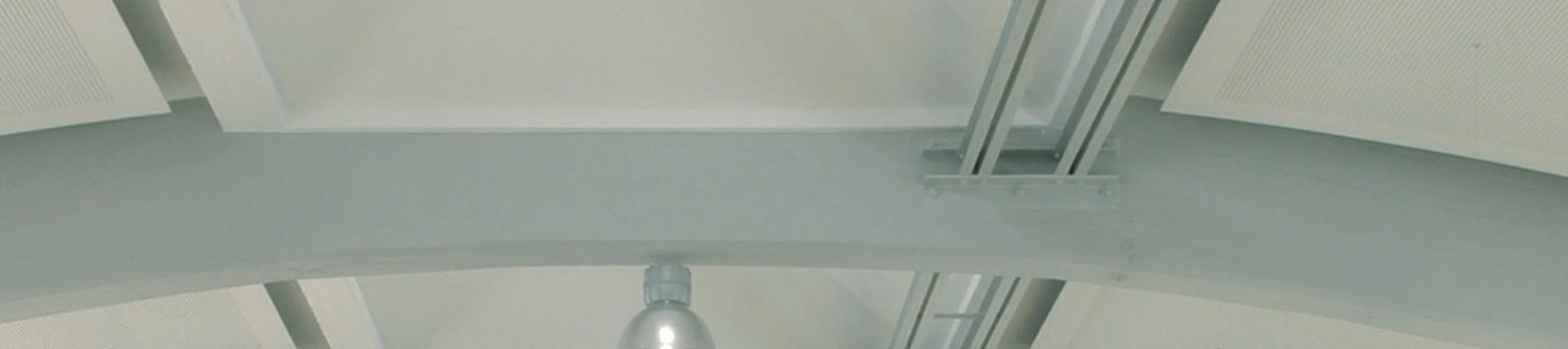 Bürodecke mit roter Tür