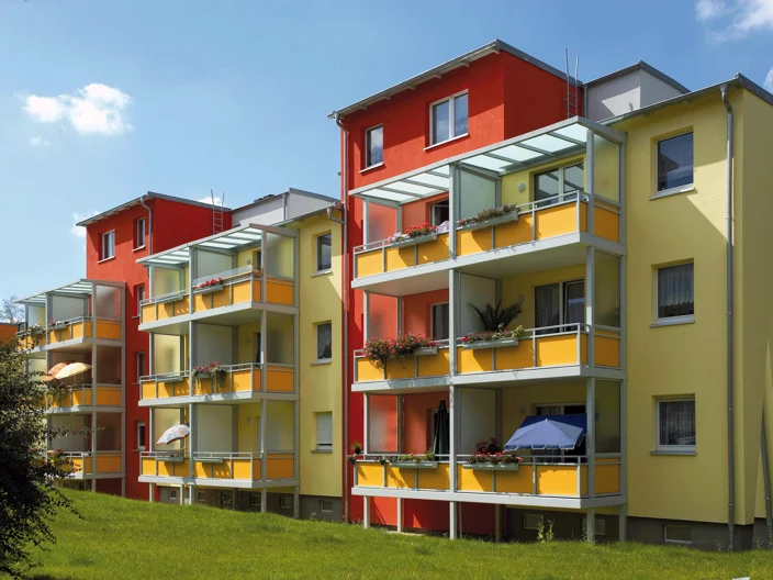 Mehrfamilienhaus grün braun