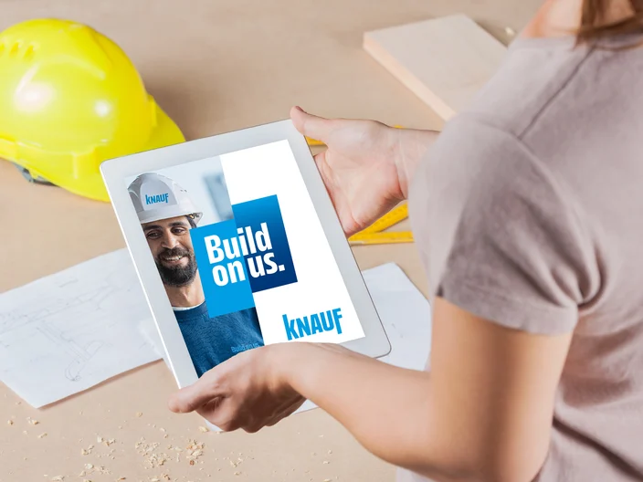 Frau mit Ipad - Build on us