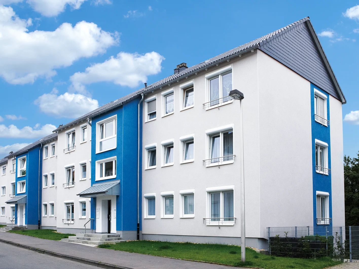 Meinerzhagen Mehrfamilienhaus weiß blau Farbe