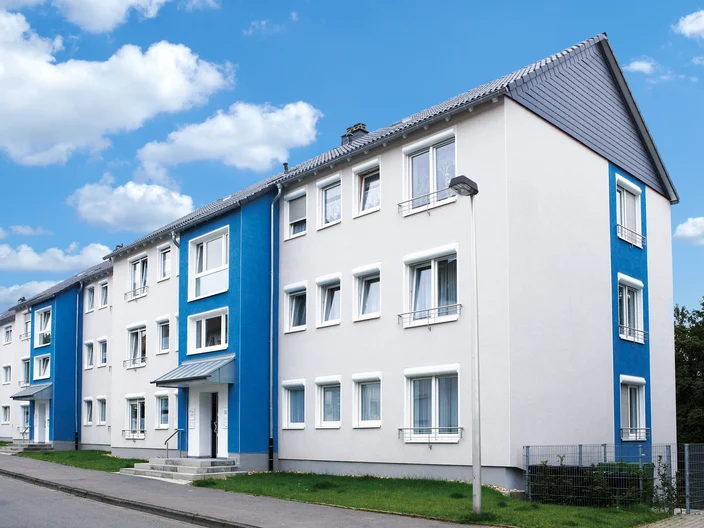 Meinerzhagen Mehrfamilienhaus weiß blau Farbe