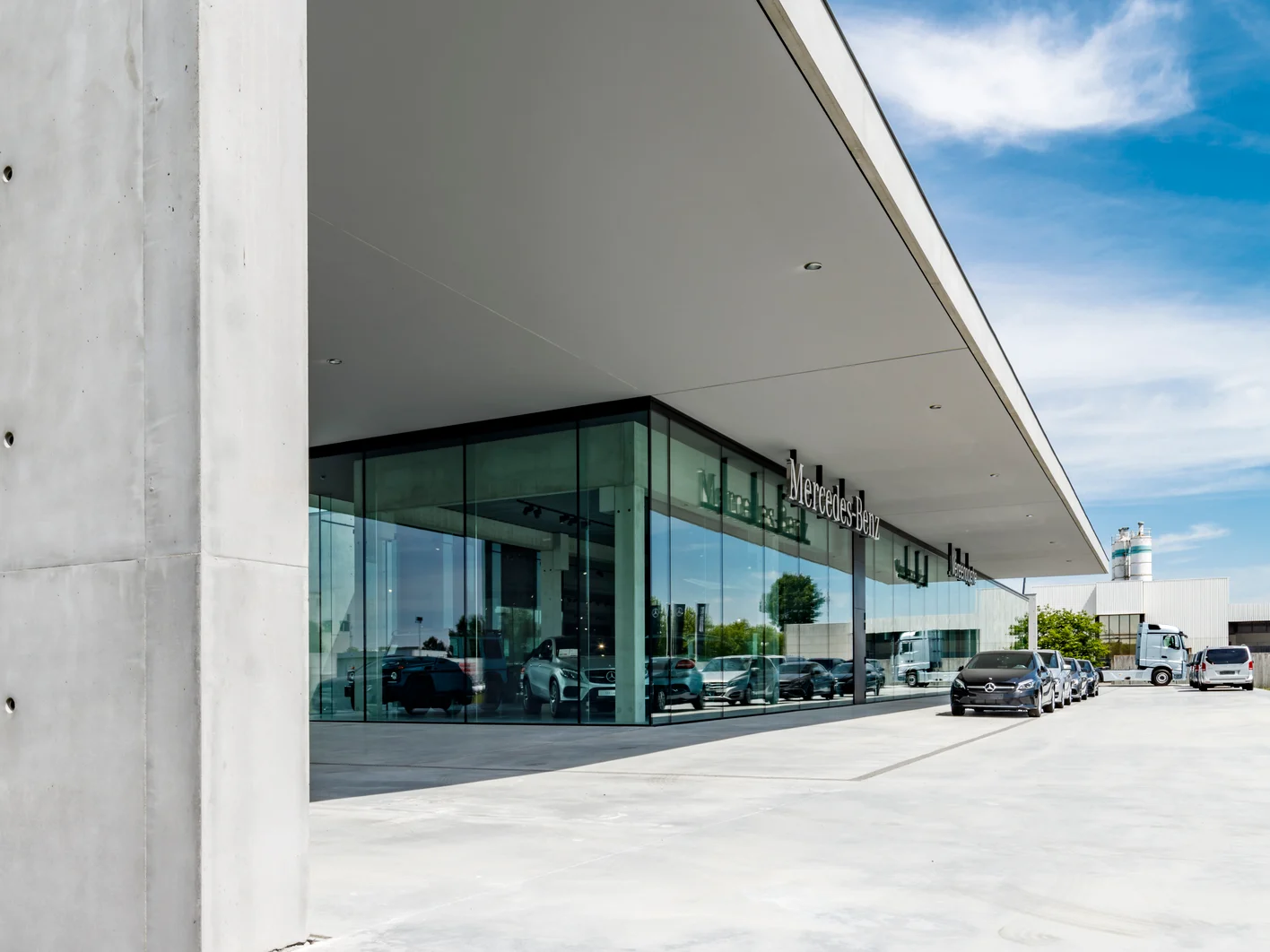 3_Mercedes-Showroom