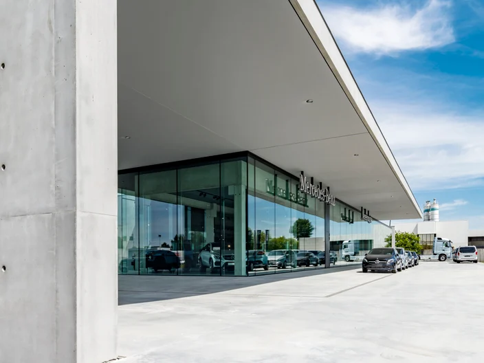 3_Mercedes-Showroom