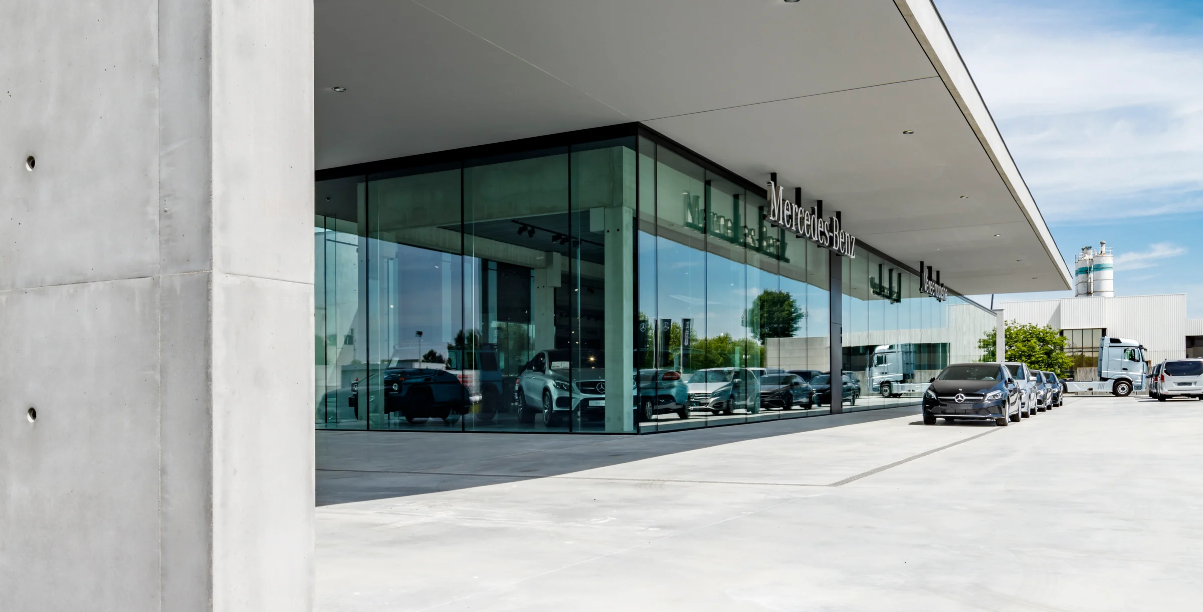 3_Mercedes-Showroom