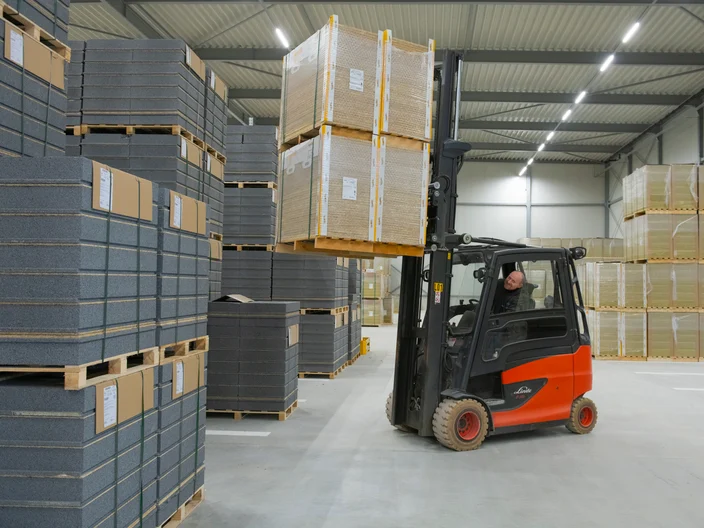 Heftruck in magazijn houtwol hub Gilze