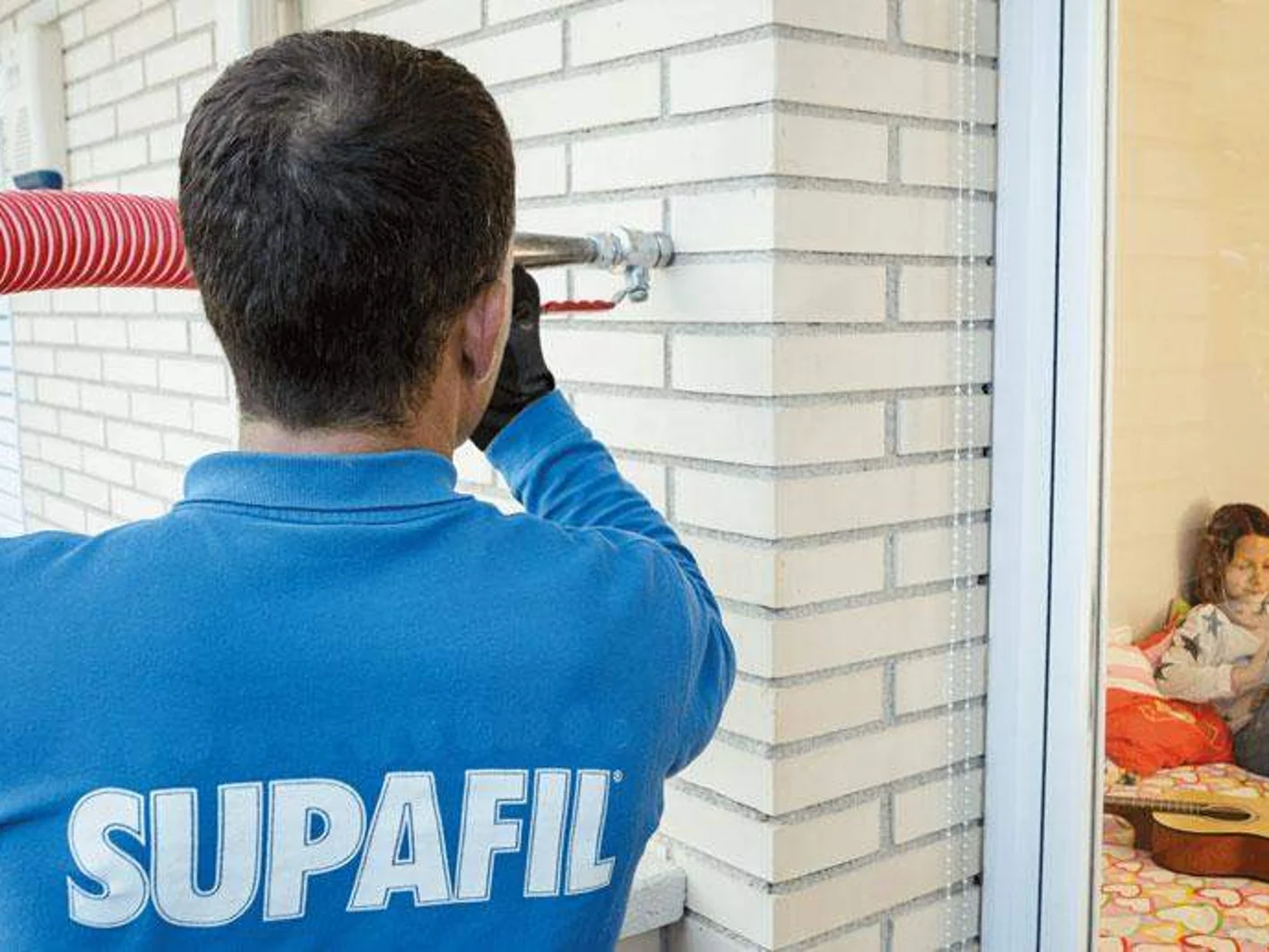 Supafil Kerndämmung Verarbeitung Person aussen