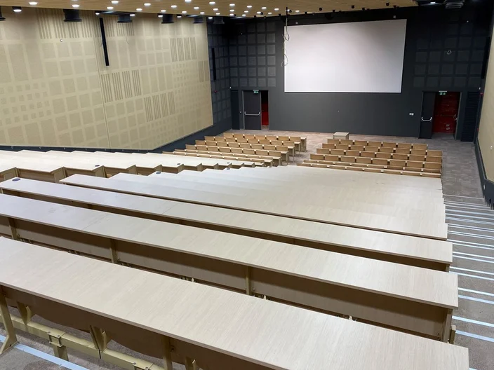 Egyetem szigetelt előadó terem