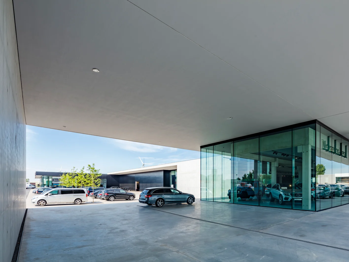 1_Mercedes-Showroom