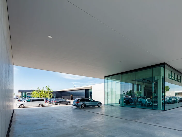 1_Mercedes-Showroom