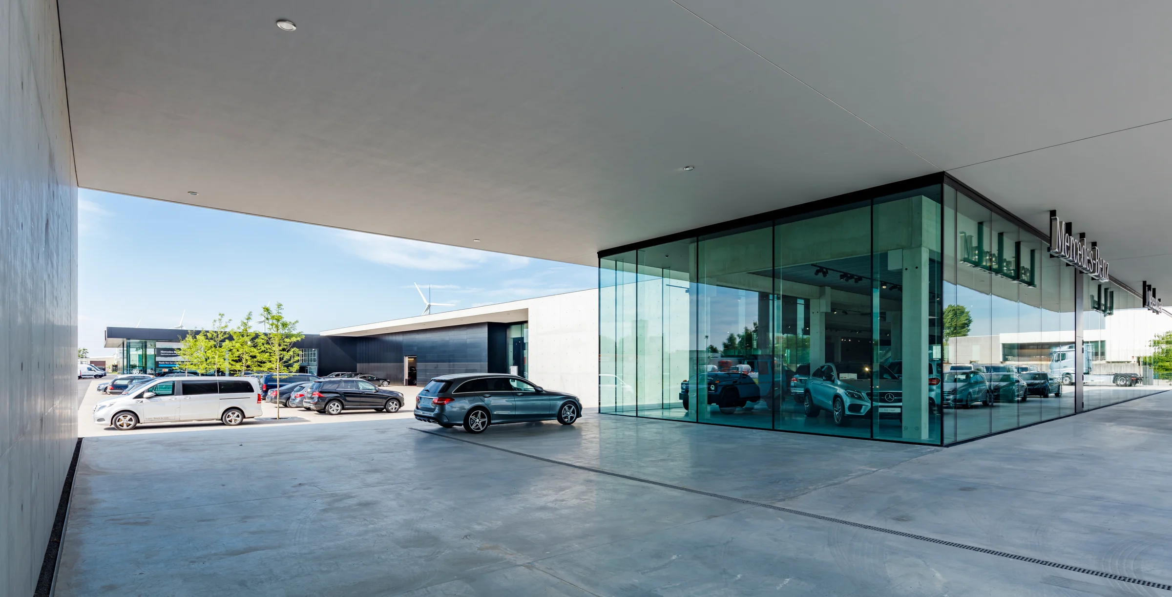 1_Mercedes-Showroom